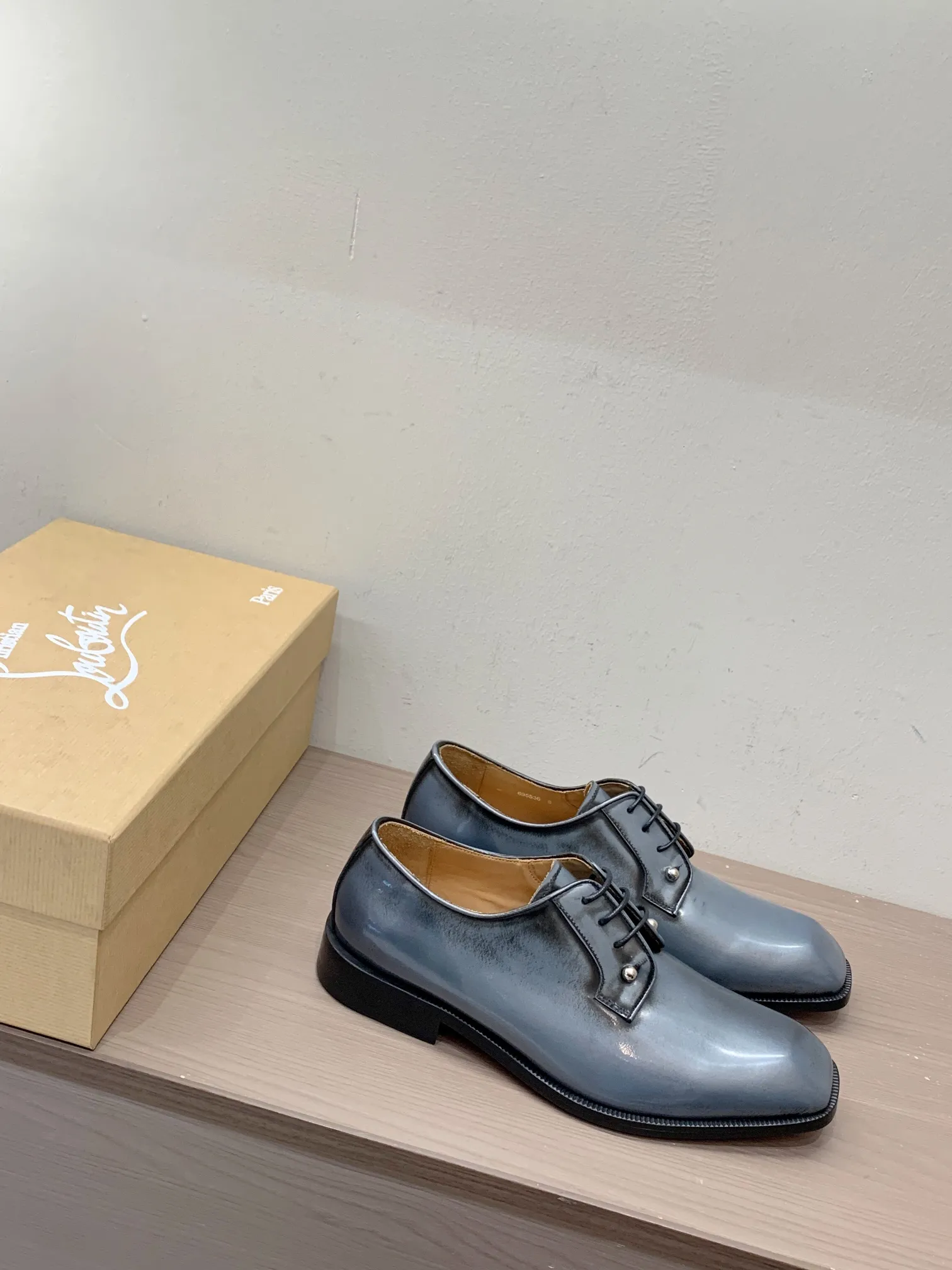 [CL red sole shoes] Top P: 1020💰 Size 39-44 (38.45.46 custom-made, non-returnable) Christian Louboutin men's classic Oxford shoes, men's business formal leather shoes💫Original molding, 1:1 replica, specially made for nobles. The unique shoe shape is unique and 100% comfortable! The whole shoe is made of imported Italian cowhide material, carefully selected, with fine pores and rich luster. Cow leather lining, soft and comfortable, sweat-absorbent and breathable. Genuine leather outsole, non-slip and wear-resistant, full of texture, elegant and luxurious overall, integrating comfort, formality and luxury! The Rolls Royce of shoes!